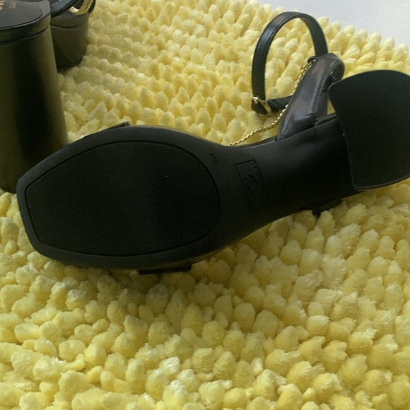 GBG Los Angeles size 8 in excellent condition. Heel is about 3 inches. Lift 1” - Picture 3 of 3